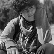 Tengo una ligera preferencia en dar clases económicas de Inglés (tengo el CAE) puesto que ya he dado un par de clases o por dar clases de castellano, que es mi lengua materna. Aún así, también tengo el C1 de francés y el B2 de catalán, por lo que dar clas